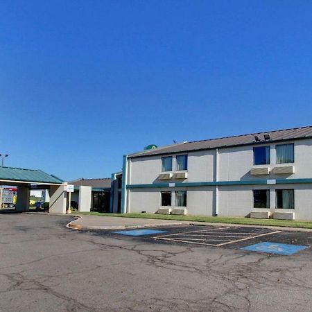 Baymont Inn & Suites Shawnee Bagian luar foto