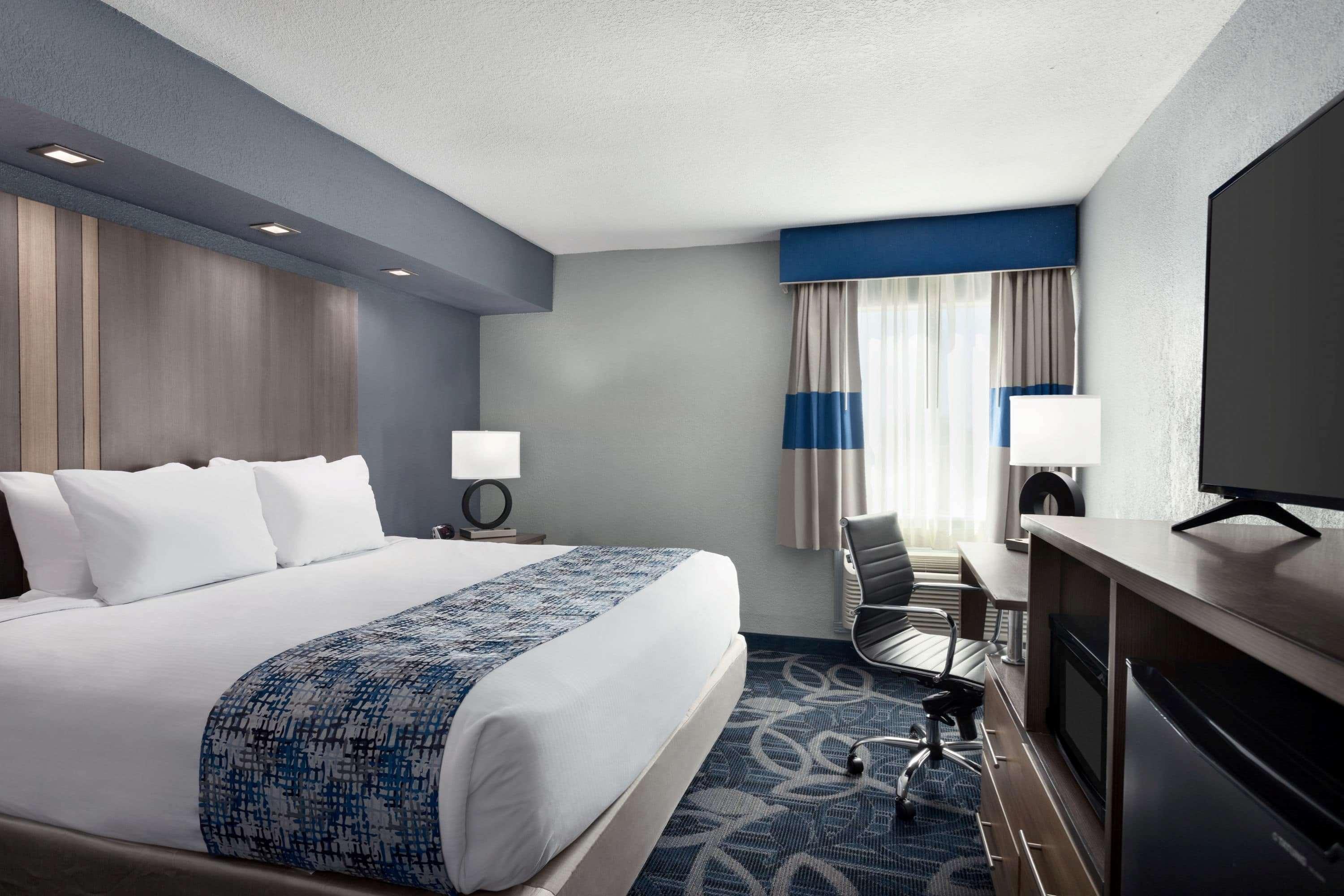 Baymont Inn & Suites Shawnee Bagian luar foto
