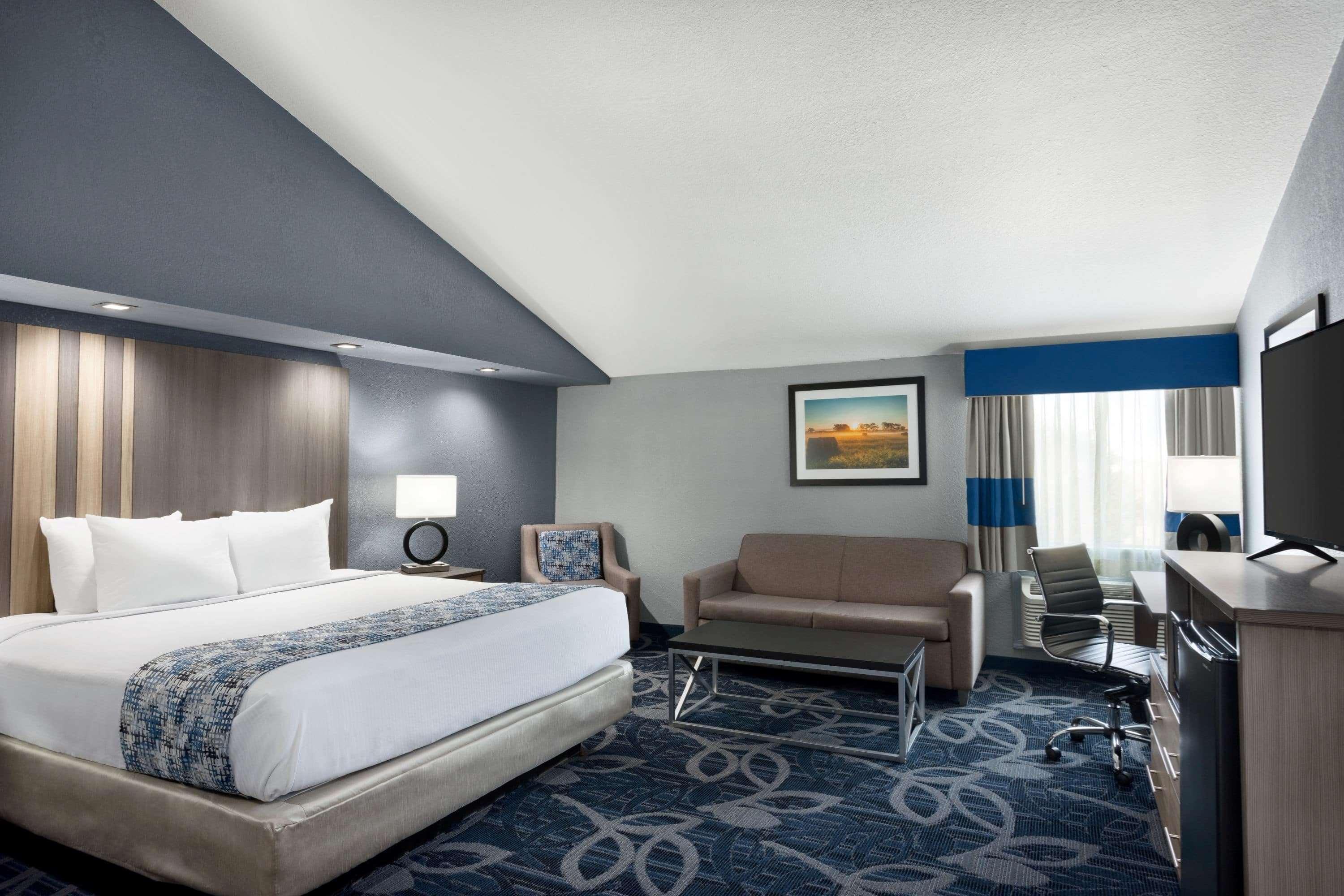 Baymont Inn & Suites Shawnee Bagian luar foto
