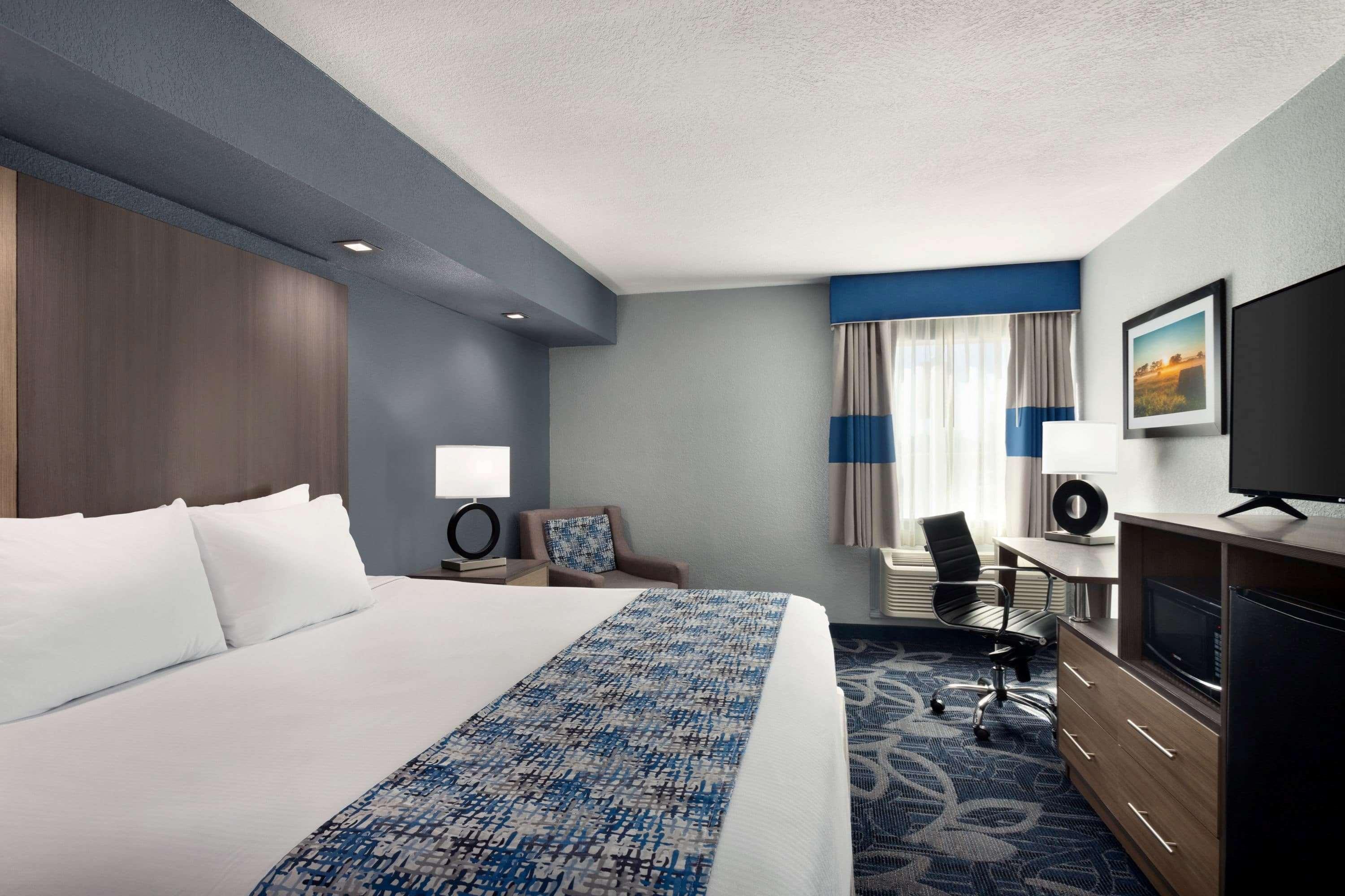 Baymont Inn & Suites Shawnee Bagian luar foto