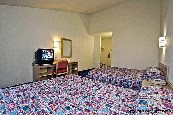Baymont Inn & Suites Shawnee Bagian luar foto