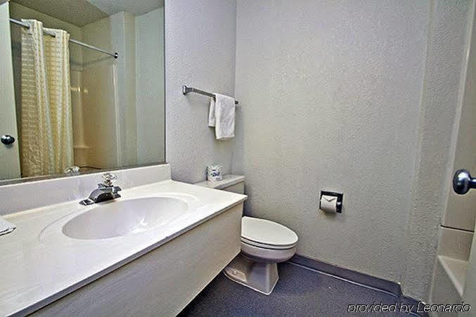 Baymont Inn & Suites Shawnee Bagian luar foto