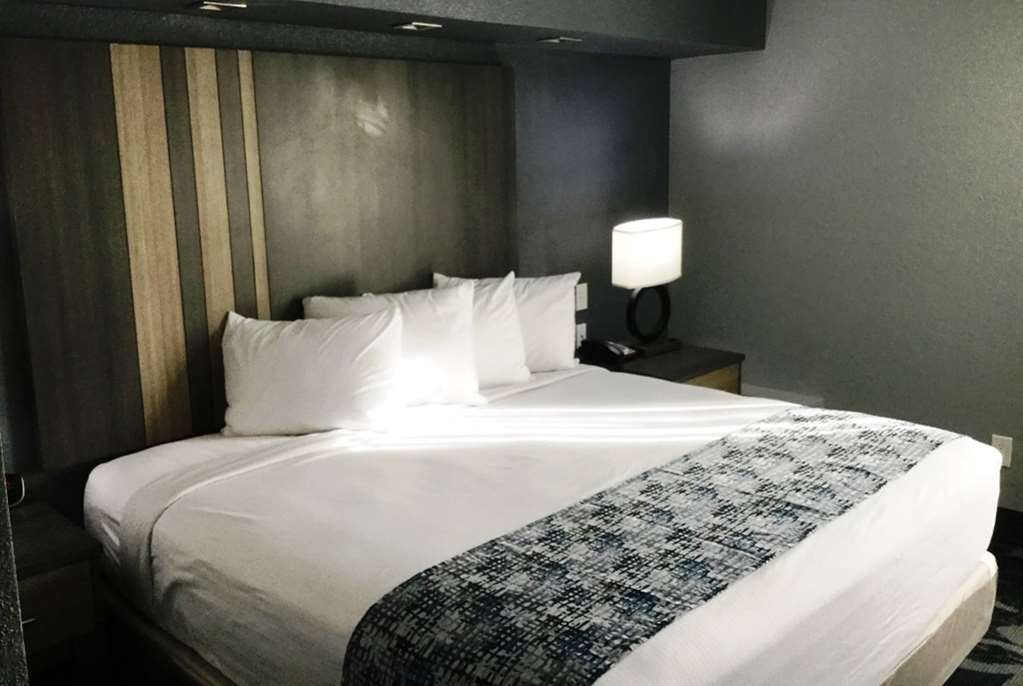 Baymont Inn & Suites Shawnee Ruang foto