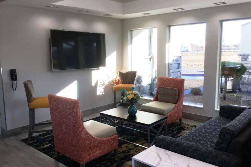 Baymont Inn & Suites Shawnee Bagian luar foto