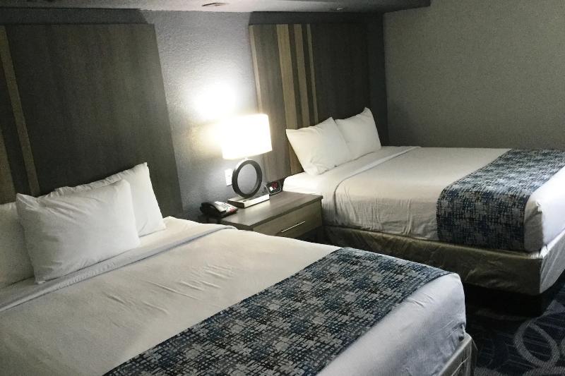 Baymont Inn & Suites Shawnee Bagian luar foto