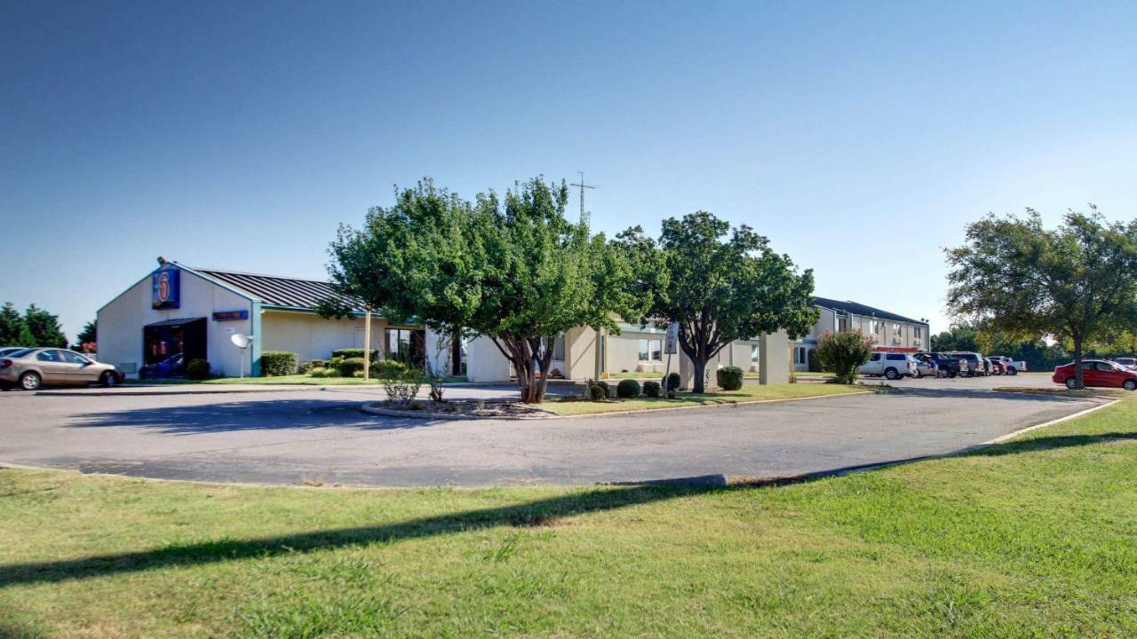 Baymont Inn & Suites Shawnee Bagian luar foto