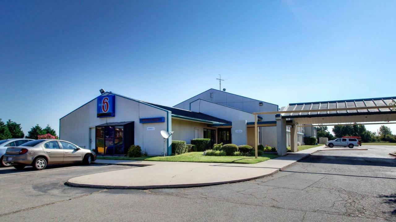 Baymont Inn & Suites Shawnee Bagian luar foto
