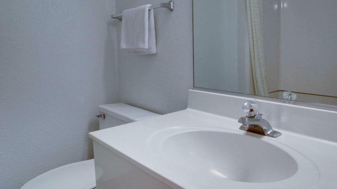 Baymont Inn & Suites Shawnee Bagian luar foto