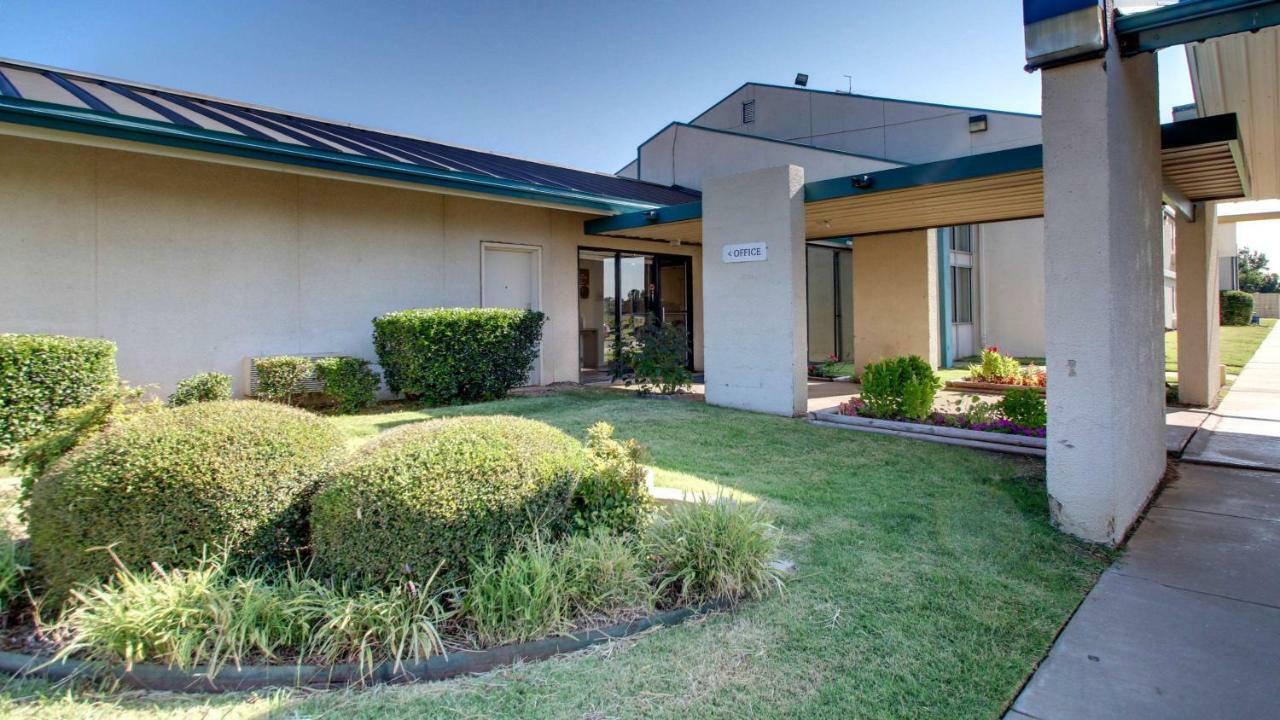 Baymont Inn & Suites Shawnee Bagian luar foto