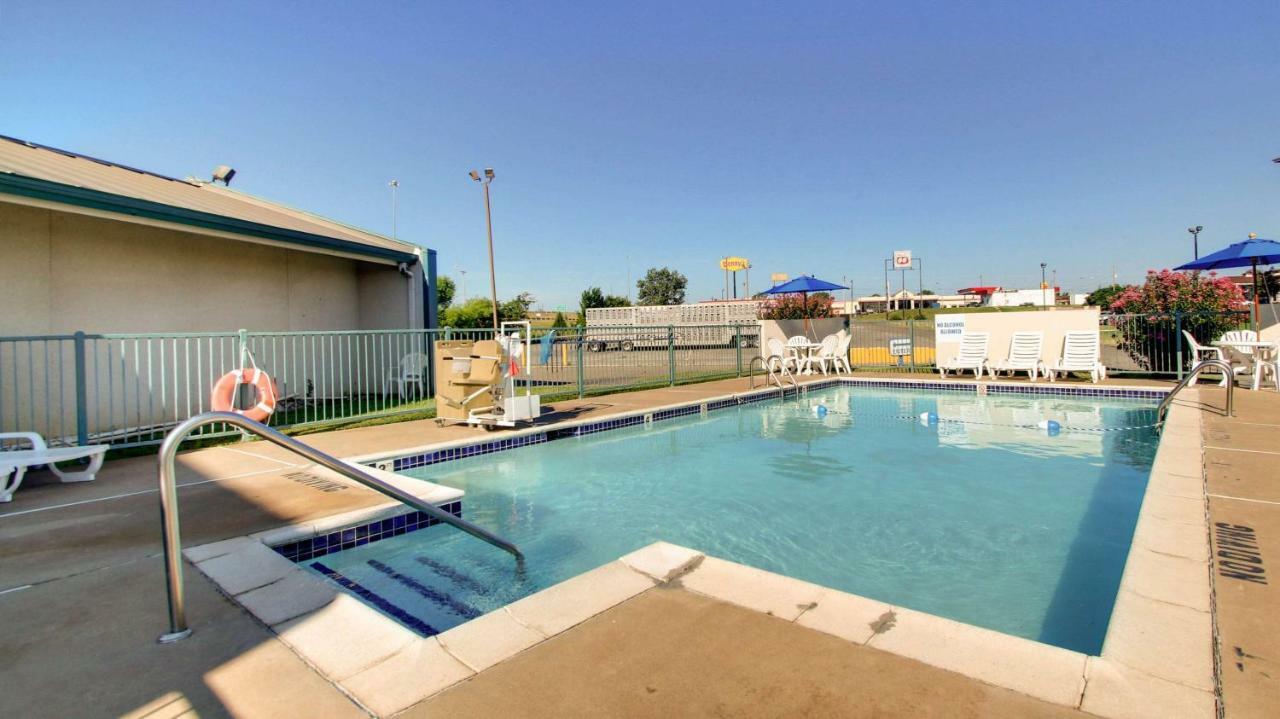 Baymont Inn & Suites Shawnee Bagian luar foto