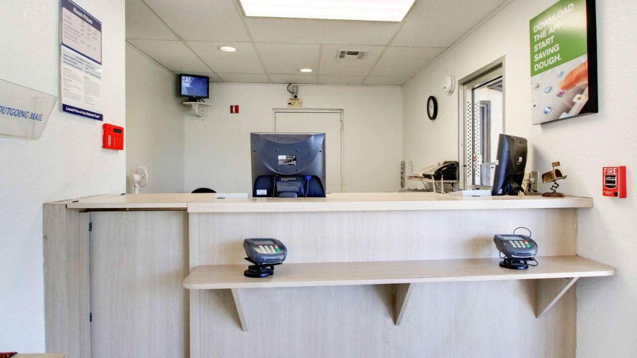 Baymont Inn & Suites Shawnee Bagian luar foto