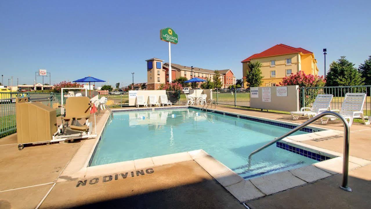 Baymont Inn & Suites Shawnee Bagian luar foto